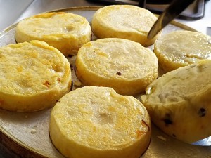 制作沉甸甸的鸡蛋汉堡