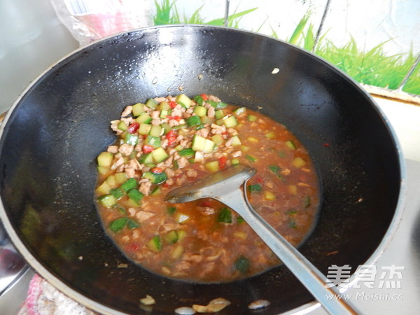 酱黄瓜肉丁拌荞麦面