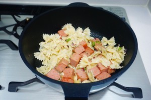 午餐肉蝴蝶意面的做法