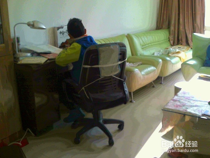 小学生为什么不能坐转椅写字