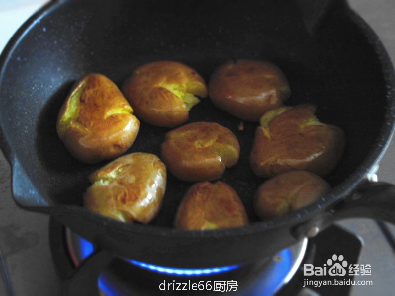 锅塌小土豆的做法—先煮后煎滋味佳