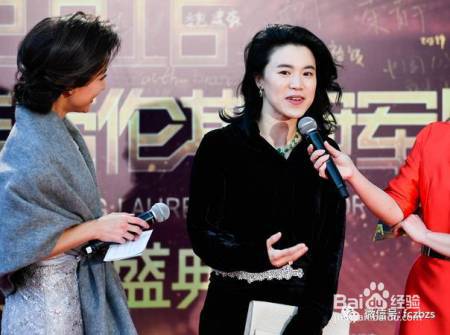 女乒冠军王楠盛装出席活动,翡翠成为红毯必备神器