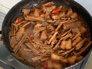 怎么做超级好吃的笋干焖五花肉