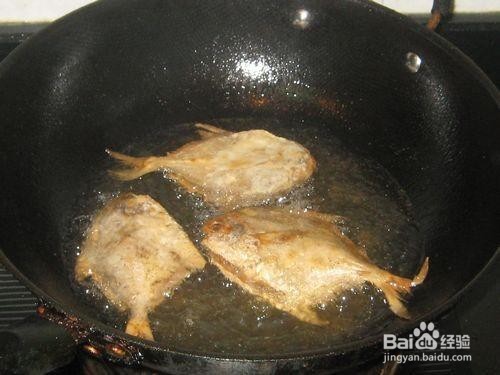 酥炸小金鲳鱼