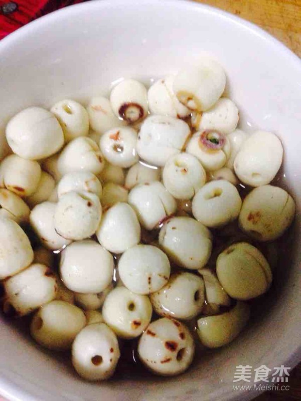 香蕉莲子百合桂圆枸杞银耳汤