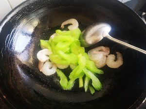 西芹炒虾仁的做法
