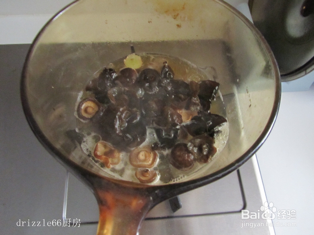 小素鸡烧香菇木耳的做法