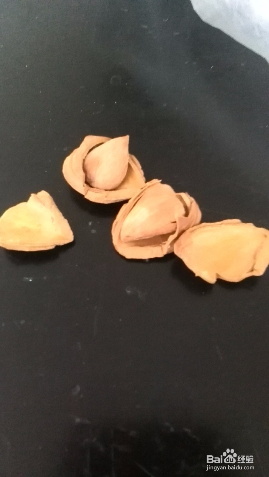 小方法巧扒杏核