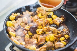 板栗烧鸡的做法