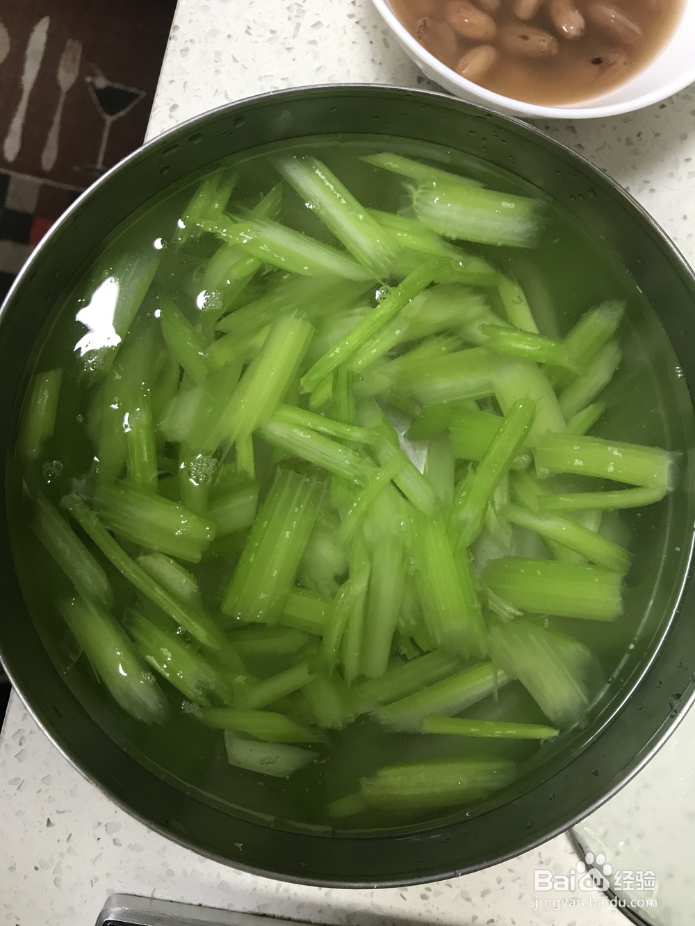 西芹腐竹花生的简单做法