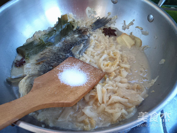 酸菜鲫鱼的做法