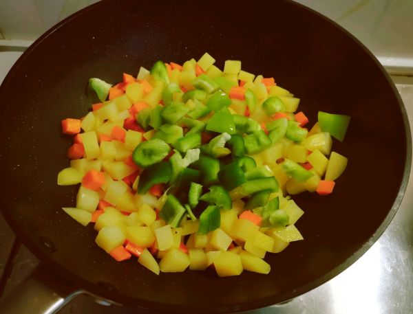 鸡肉口蘑炒三丁