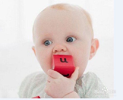 1岁内宝宝怎样正确穿衣？