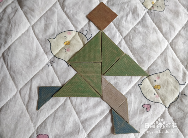 用九巧板怎么拼一个跑步锻炼的小哥哥呢？