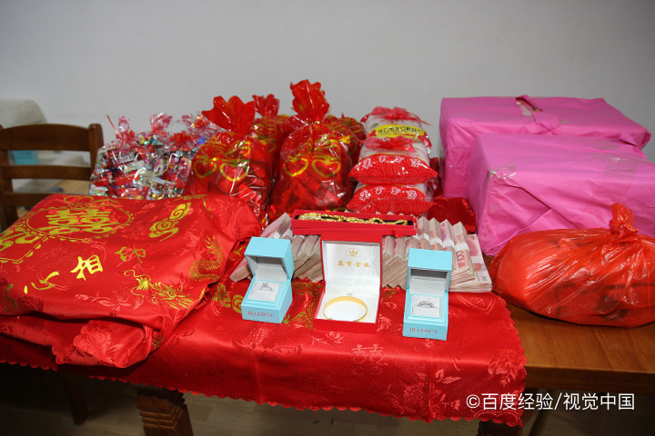订婚后女方提出分手不退彩礼钱怎么办