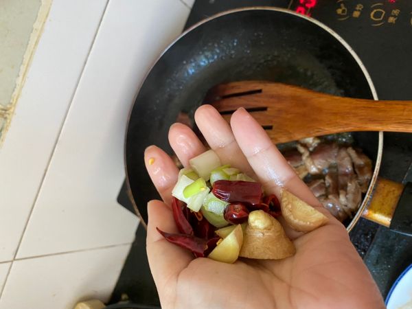娃娃菜木耳炒肉
