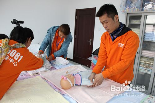 专业男月嫂怎么给宝宝做抚触？