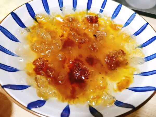 桃胶雪梨银耳羹