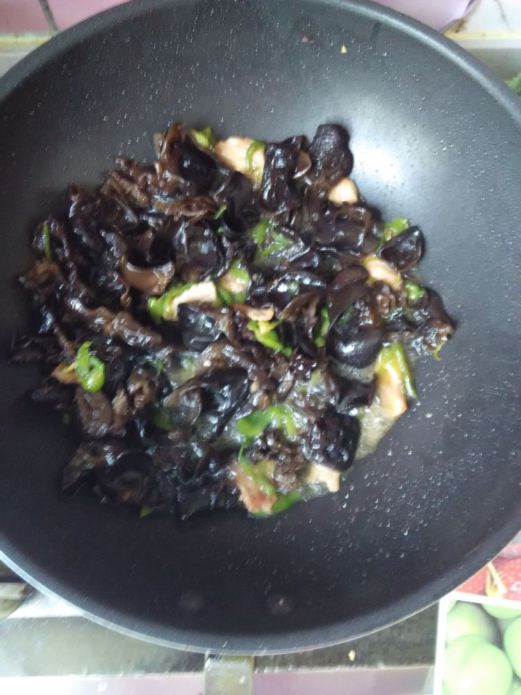 黑木耳炒肉片的做法，味道特别棒！
