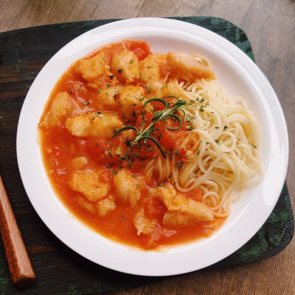 茄汁巴沙鱼拌面