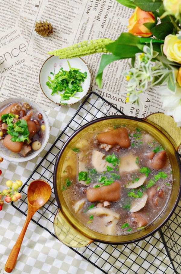 五谷猪蹄莲藕汤