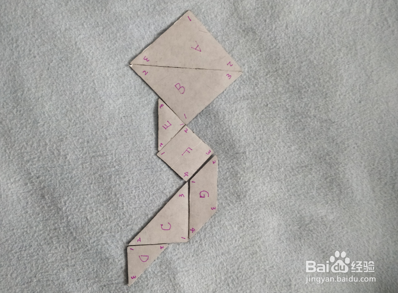 用七巧板怎样拼一只放飞的风筝？