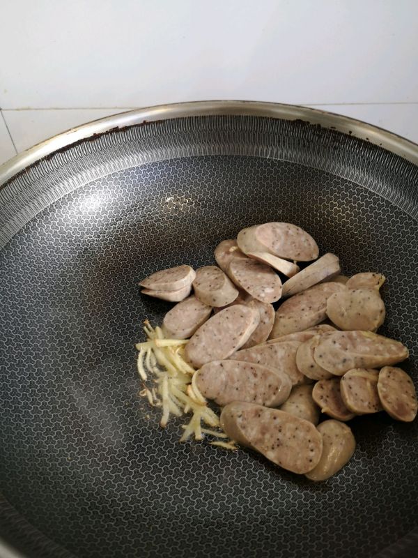 黑椒肠炒彩椒花生芽