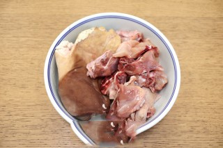 如何在家就能简单做一份猪肚白果鸡汤呢？