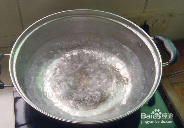 怎样将牛蹄脚的外皮剥去