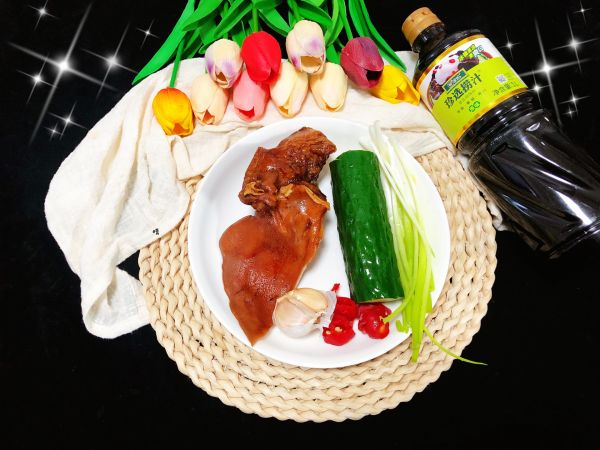 捞汁猪耳凉拌菜