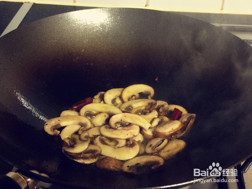 一个人做清香口蘑芝麻菜