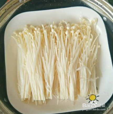 美味的蒜蓉豆瓣酱蒸金针菇