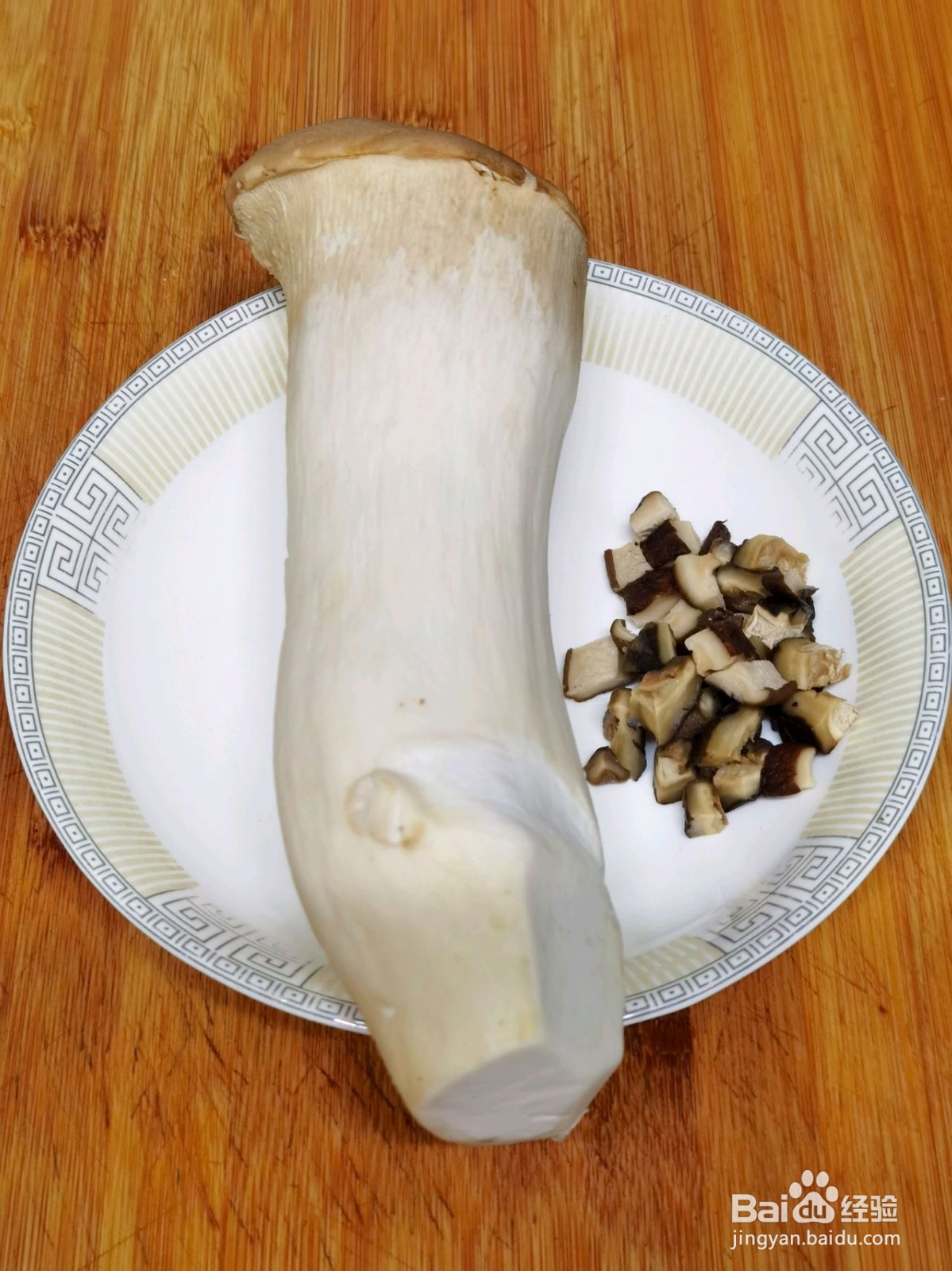 杏鲍菇炒鸡丁的做法