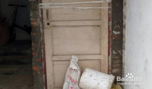 小区楼内有人占用公共部位盖房怎么办