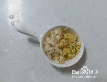 制作酸脆藕心菜