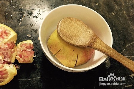 快速吃石榴的两种方法