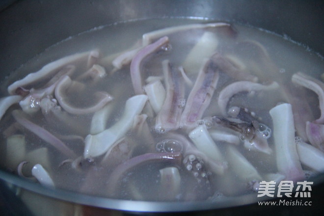 鱿鱼炒韭菜的做法