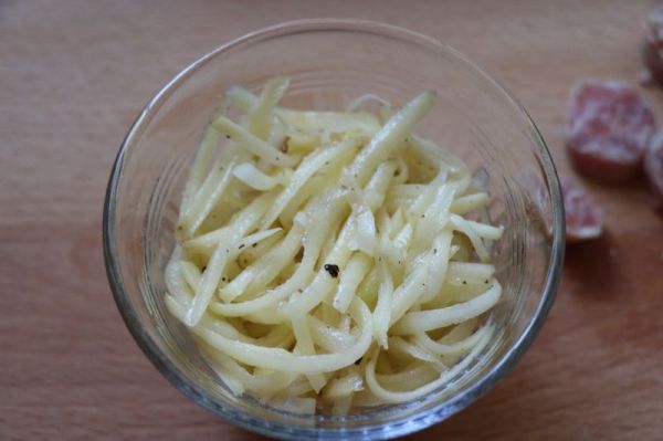 黑胡椒香肠烤土豆丝