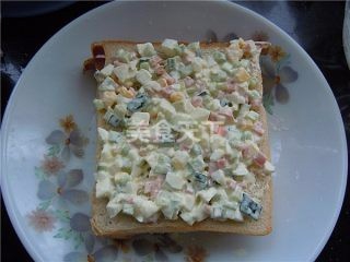 鸡蛋火腿黄瓜沙拉三明治的简单做法