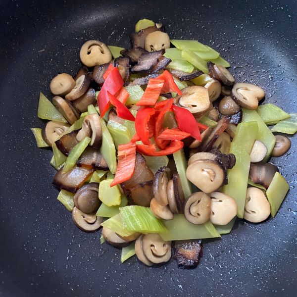 草菇青笋炒腊肉
