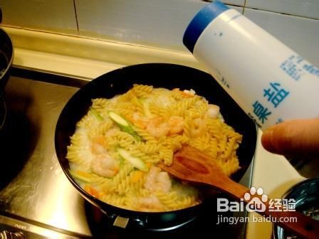 绿酱虾球螺丝面