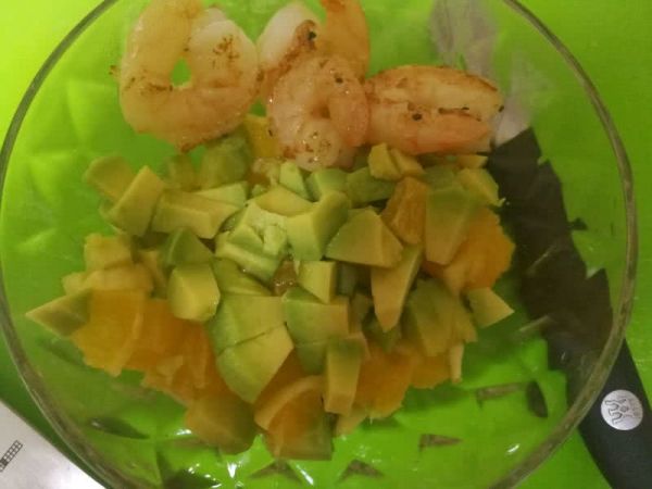 牛油果橙鲜虾薯片沙拉