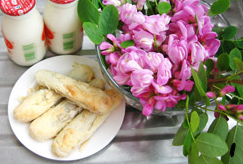 槐花牛舌酥酸乳酪