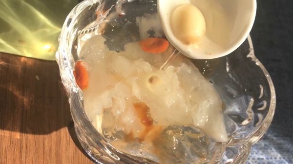 桃胶皂米银耳汤
