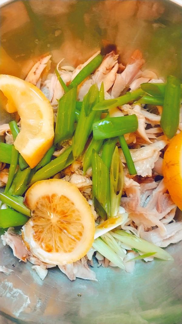 手撕柠檬鸡腿肉