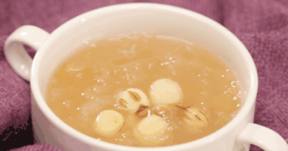 银 耳 莲 子 汤 的做法