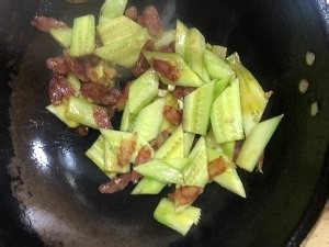 养生食补黄瓜炒香肠的做法
