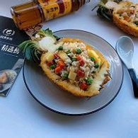 制作酸甜可口的菠萝炒饭