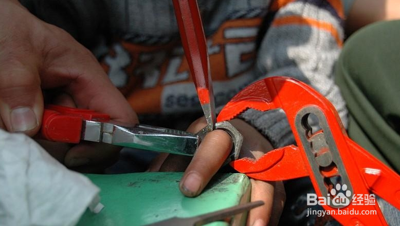 当把小戒指不甚套到手指上,去不掉怎么办?