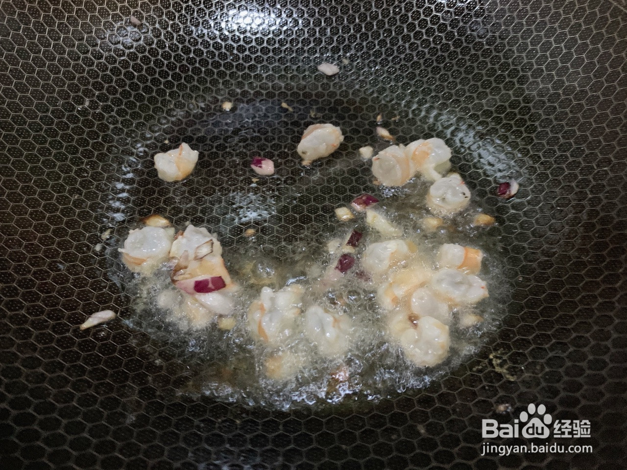 菠萝虾仁炒饭的做法